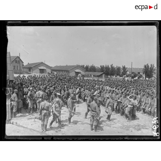 Camp de Mailly, soldats russes écoutant la messe. [légende d'origine]