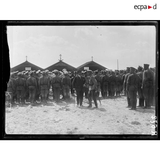 Camp de Mailly, le général Lokhvitsky sortant de l'église orthodoxe après la messe. [légende d'origine]