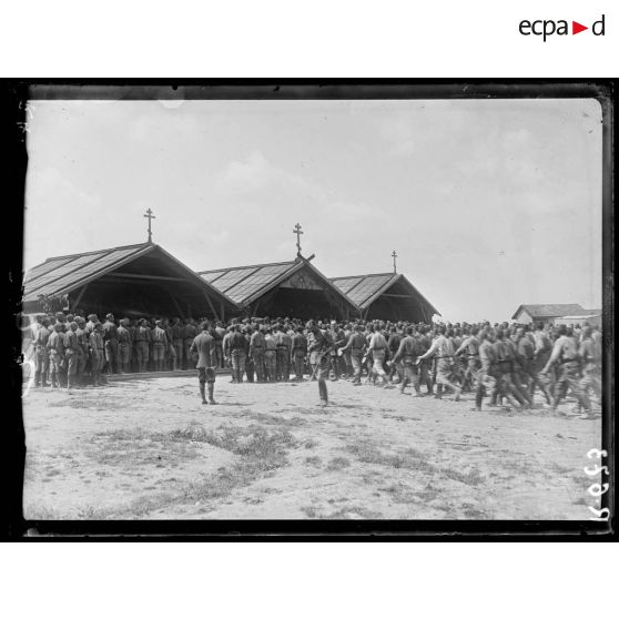 Camp de Mailly, Russes massés devant la chapelle orthodoxe. [légende d'origine]