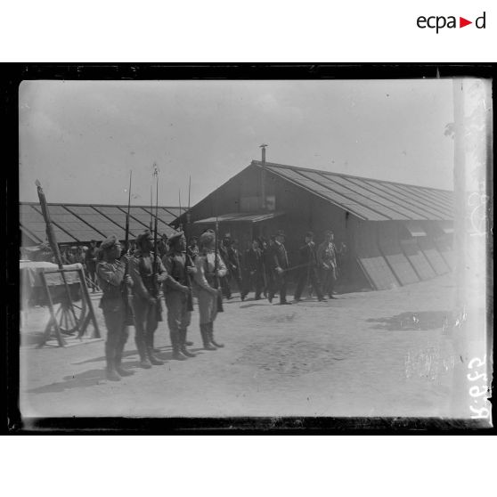 Camp de Mailly, visite au camp par les délégués parlementaires français et russes. [légende d'origine]