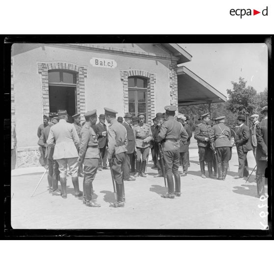 Camp de Mailly, officiers et délégués parlementaires français et russes. [légende d'origine]