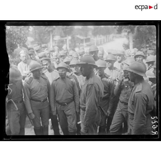 Camp de Mailly, devant le mess, chanteurs russes. [légende d'origine]