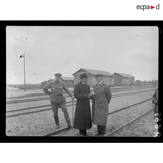 Bussy-le-Château (Marne) M. Protopopov, vice-président de la Douma visitant la gare régulatrice. [légende d'origine]