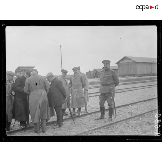 Bussy-le-Château (Marne) M. Protopopov et les membres de la mission visitant la gare régulatrice. [légende d'origine]