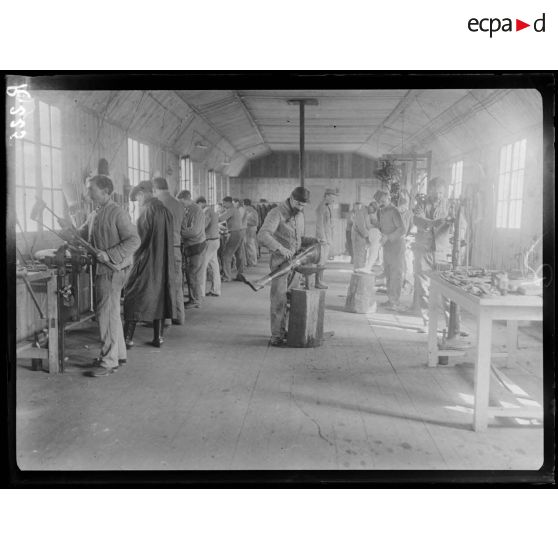 Atelier de prothèses militaires. St Maurice. Travail du bois. [légende d’origine]