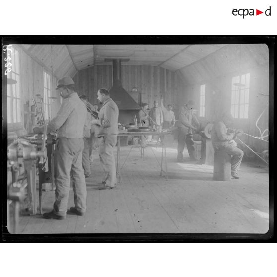 Atelier de prothèses militaires. St Maurice. Travail du cuir. [légende d’origine]