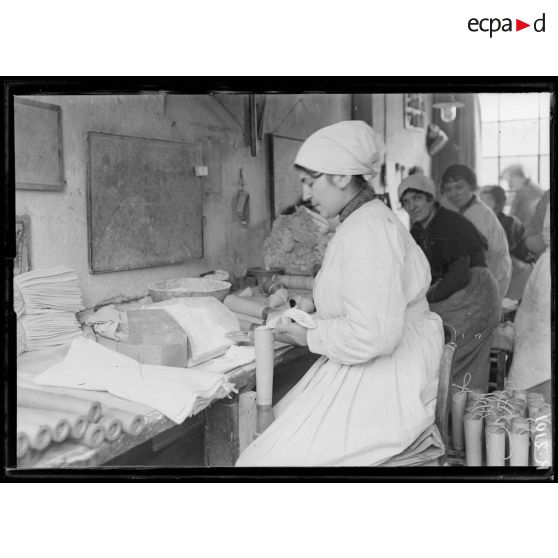 St Ouen. Usine Ruggieri. Mise en place du parachute de coton. [légende d'origine]