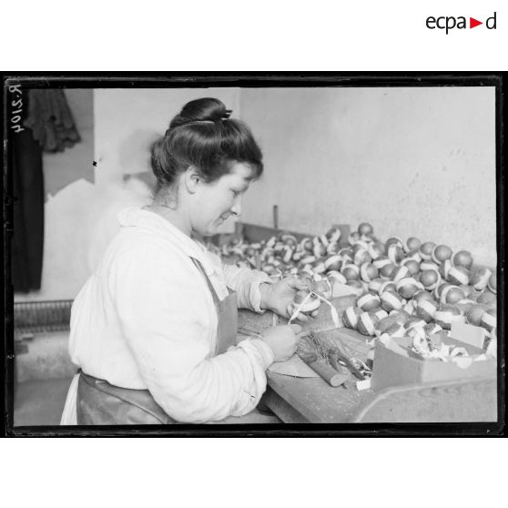 St Ouen. Usine Ruggieri. Confection des grenades éclairantes, mise en place de l'allumeur. [légende d'origine]