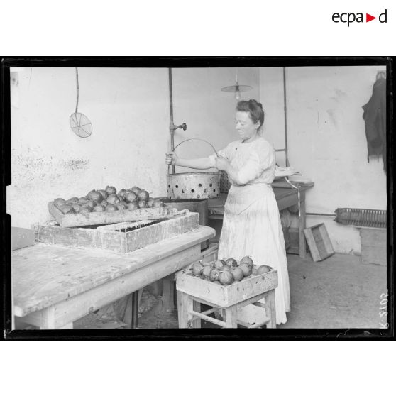 St Ouen. Usine Ruggieri. Les grenades et feux de bengale sont plongés une fois terminés, dans un bain de parafine. [légende d'origine]