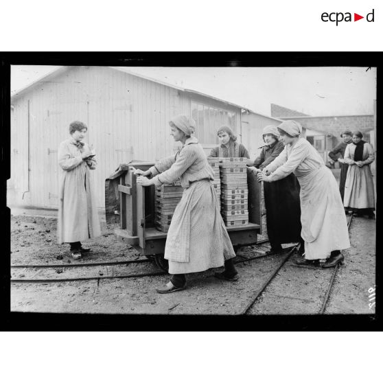 St Ouen. Usine Ruggieri. Groupe de femmes au traîneau. [légende d'origine]