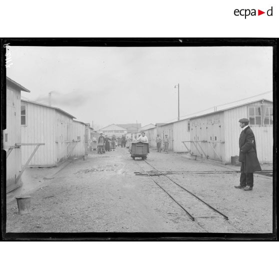 St Ouen. Usine Ruggieri. Vue d'ensemble d'une travée d'ateliers de charge de fusées VB. [légende d'origine]