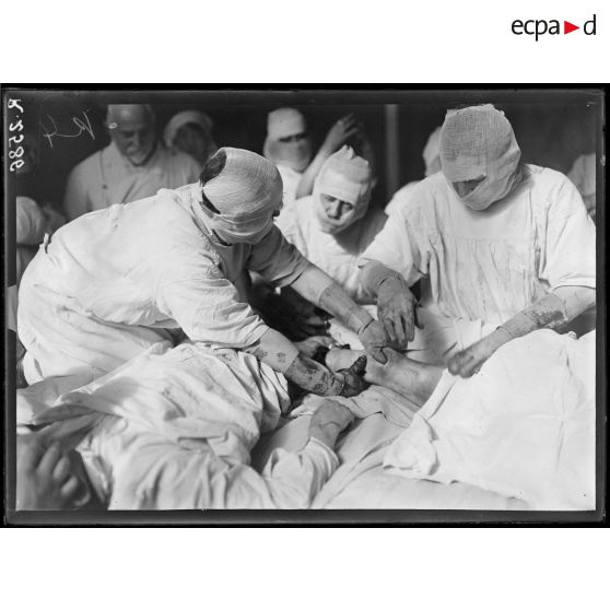 Paris. Hôpital du Grand Palais. Opération de la greffe osseuse par le Docteur Laurent [légende d'origine]