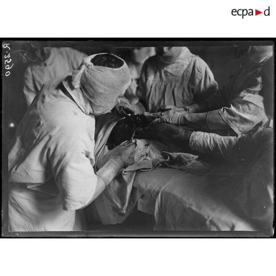 Paris. Hôpital du Grand Palais. Opération de la greffe osseuse par le Docteur Laurent [légende d'origine]