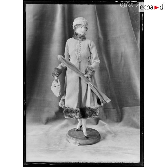 Paris. Musée Leblanc. Statuette, "La mode pendant la guerre" par Laffitte-Donnet. [légende d'origine]