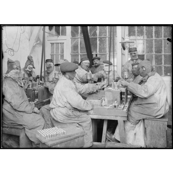 Aciéries de Saint-Chamond. Compression de la mélinite dans les gaines relais. [légende d'origine]