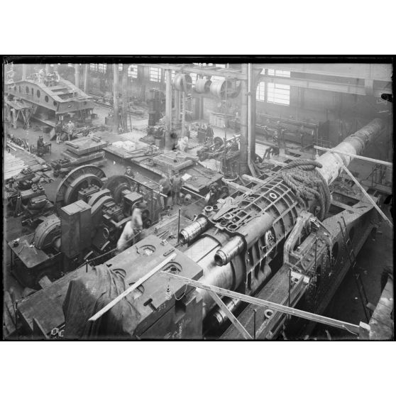 Saint-Chamond. Atelier de finissage des canons de gros calibre. Vue prise d'un canon de 340 mm en finition. [légende d'origine]