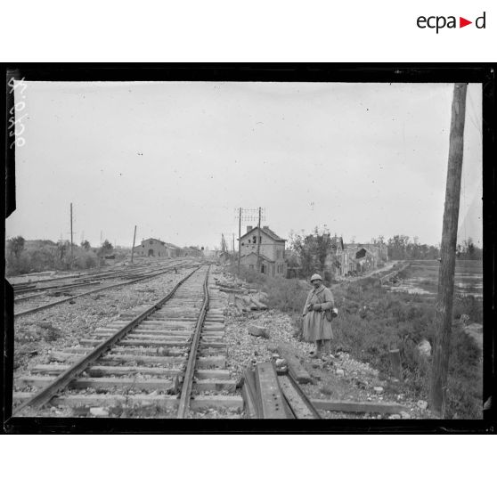 Près Roye (Somme). La voie ferrée coupée par les allemands. [légende d'origine]