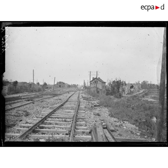 Près Roye (Somme). La voie ferrée coupée par les allemands. [légende d'origine]