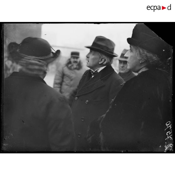 Reims. Marne. Le cardinal Luçon et M. Lloyd George devant la cathédrale de Reims. [légende d'origine]