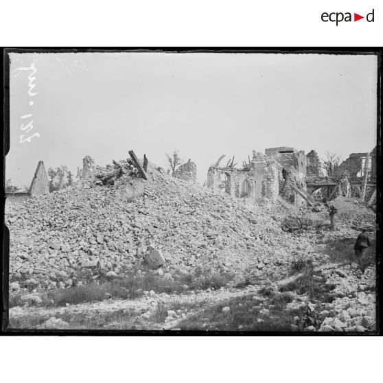 Monchy-au-Bois, Pas-de-Calais, l'église. [légende d'origine]