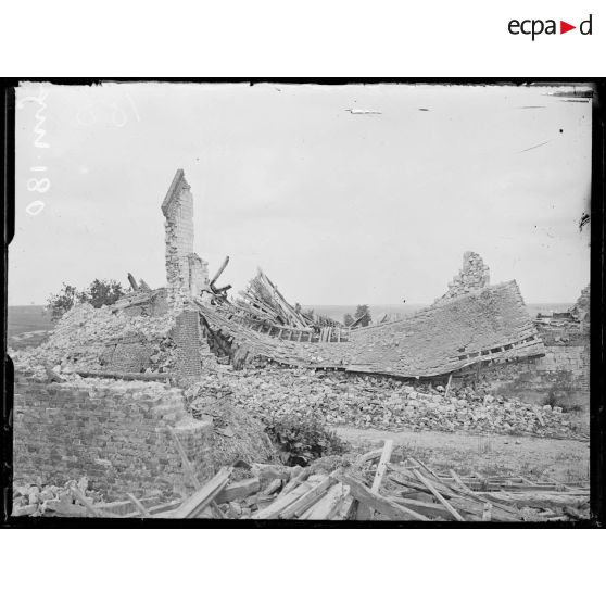 Douchy-lès-Ayette, Pas-de-Calais, l'église. [légende d'origine]