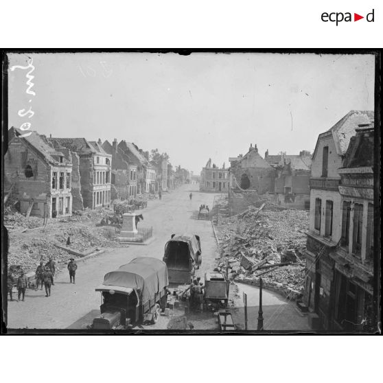 Bapaume, Pas-de-Calais, place Faidherbe et maisons détruites. [légende d'origine]