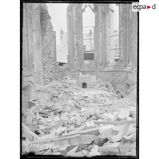 Bapaume, Pas-de-Calais, intérieur de l'église, le Maître autel. [légende d'origine]