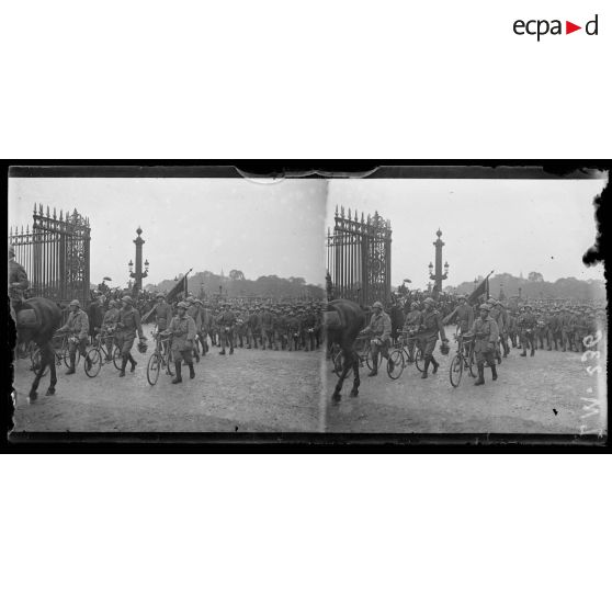 Paris. Prise d'armes du 14 juillet 1918. Les troupes italiennes arrivent aux Tuileries. [légende d'origine]