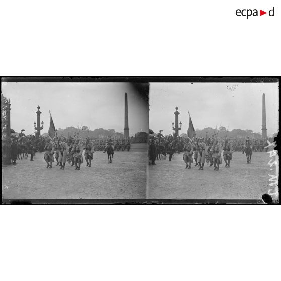 Paris, prise d'armes du 14 juillet 1918, les troupes polonaises place de la Concorde, le drapeau. [légende d'origine]