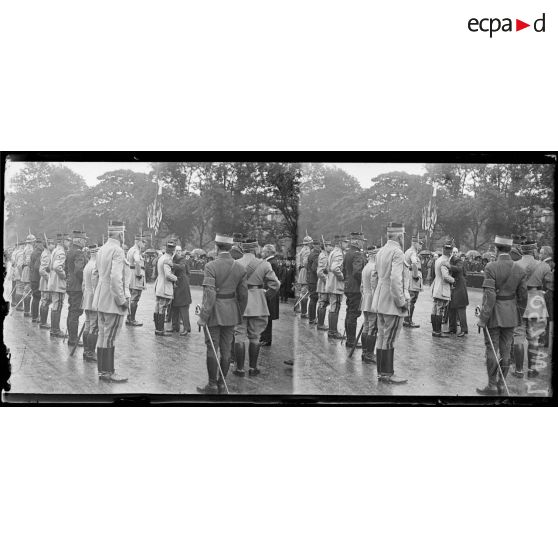 Paris, prise d'armes du 14 juillet 1918, le président de la République décore des officiers généraux et supérieurs. [légende d'origine]