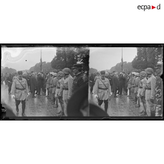 Paris, prise d'armes du 14 juillet 1918, remise de décorations par le président de la République. [légende d'origine]