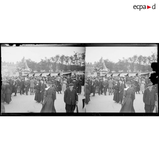 Paris, prise d'armes du 14 juillet 1918, à la statue de Strasbourg, souscripteurs aux bons de la Défense. [légende d'origine]