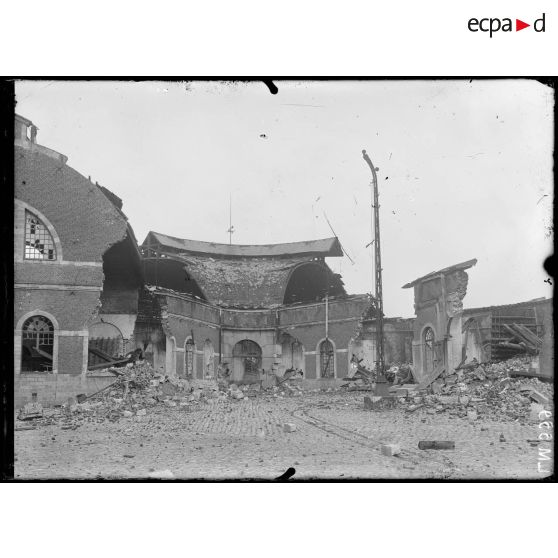 Douai, Nord, les ruines d'une fonderie place Saint-Anne. [légende d'origine]