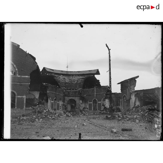 Douai, Nord, les ruines d'une fonderie place Saint-Anne. [légende d'origine]