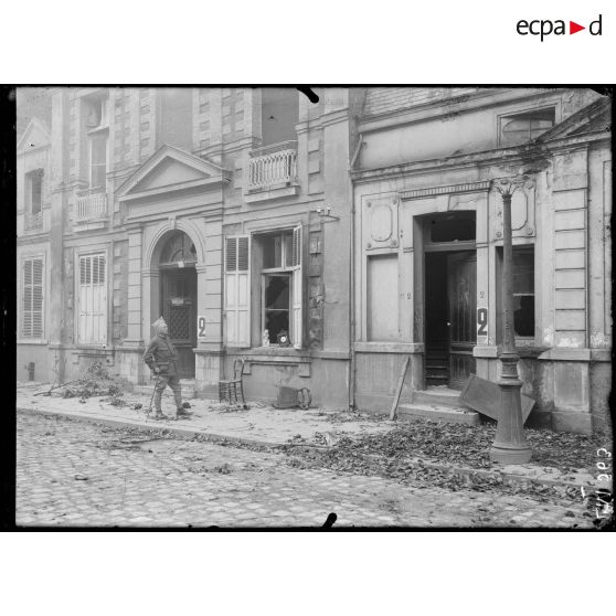 Douai, Nord, maison pillée par les allemands, 2 rue abbaye des Prés (extérieur). [légende d'origine]