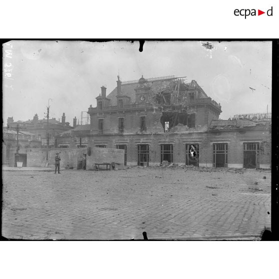 Douai, Nord, la gare. [légende d'origine]