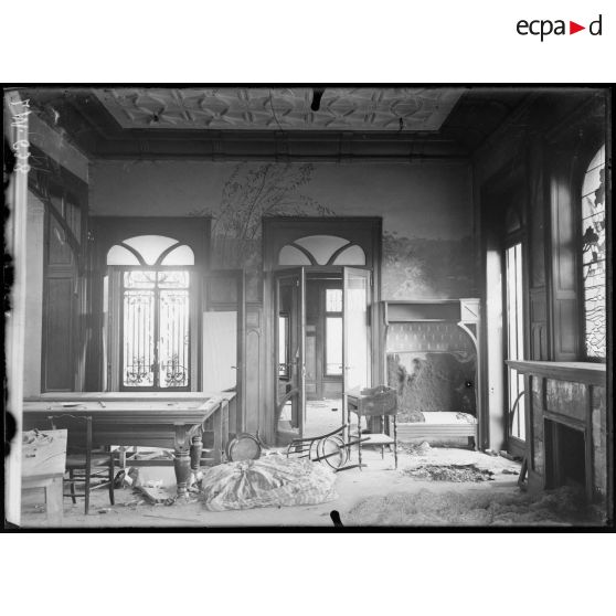 Douai, Nord, 69 boulevard Pasteur. Intérieur d'une maison saccagée par les Allemands. [légende d'origine]