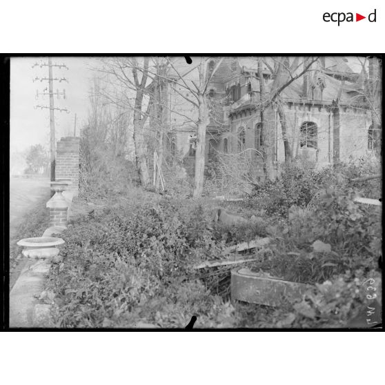 Douai, Nord. Un blockhaus à mitrailleuses allemand dans un jardin. [légende d'origine]