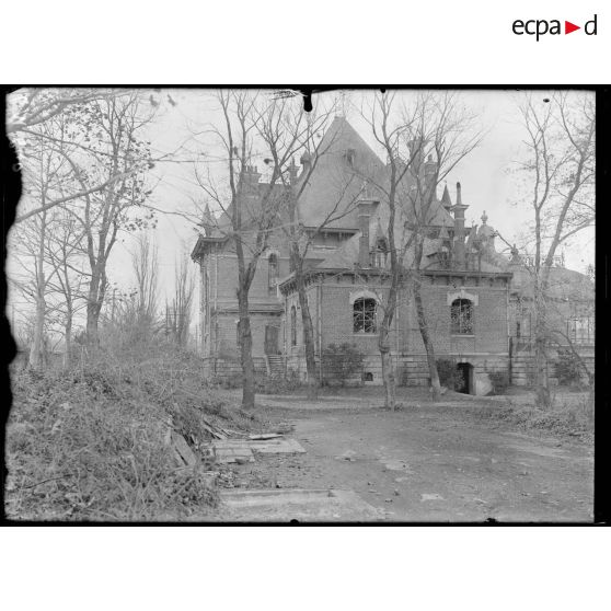 Douai, Nord. Un blockhaus à mitrailleuses allemand. L'entrée. [légende d'origine]