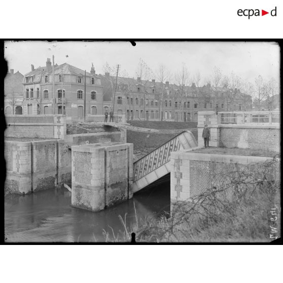 Douai, Nord. Le pont rouge. [légende d'origine]