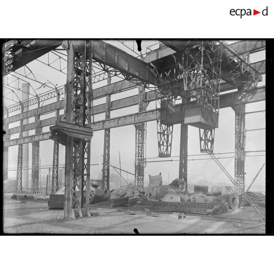 Douai, Nord. Usine Arbel, pièces de fer prêtes à être enlevées et que les Allemands ont du abandonner. [légende d'origine]