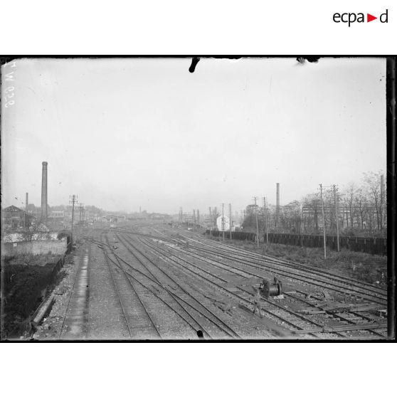 Douai, Nord. Vue prise du pont du faubourg de Valenciennes. [légende d'origine]