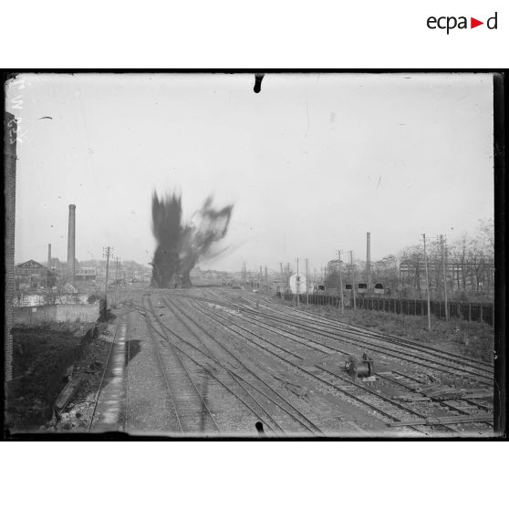 Douai, Nord, vue prise du pont du faubourg de Valenciennes. Explosion d'une mine allemande. [légende d'origine]