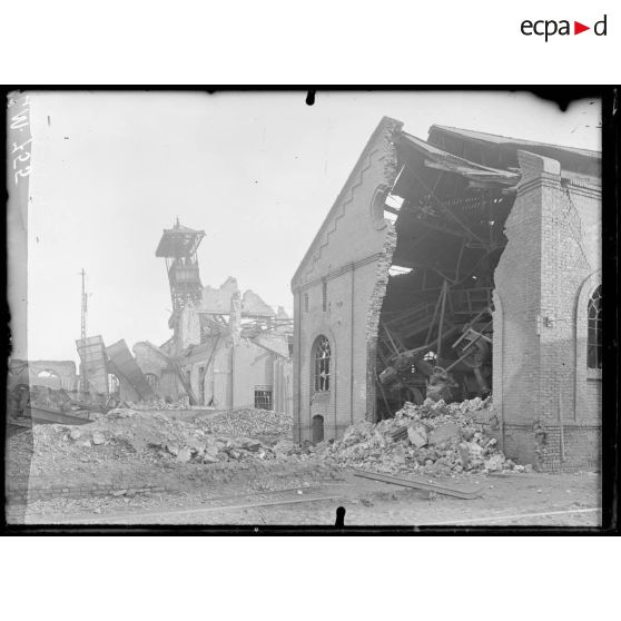 Aniche, Nord. Fosse Sessevalle, salle des machines et usine à boulets. [légende d'origine]