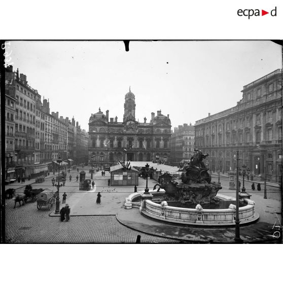 Lyon. La place des Terraux et les baraques de la foire (31.3.17). [légende d'origine]