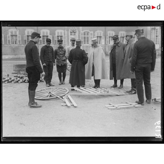 Toul. Le général Roques examine les pièces démontées d’un chariot pour obus. [légende d’origine]