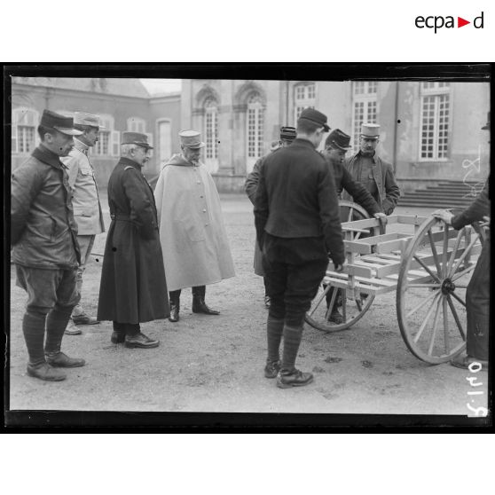 Toul, cour de la mairie. QG, le général Roques inspectant les moyens de transport d’obus de tranchée. [légende d’origine]