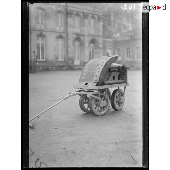 Toul, cour de la mairie. Chariot pour obus de tranchées. [légende d’origine]