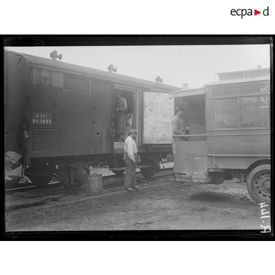 Toul, gare marchandises. Arrivage de viande frigorifiée. [légende d’origine]