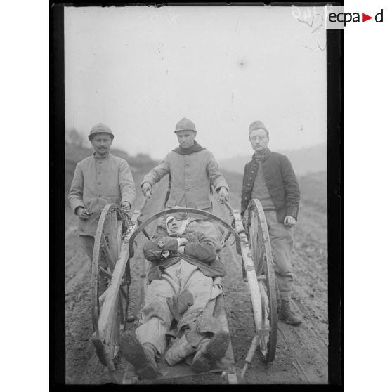 Marbotte (Meuse). Transport d'un blessé par brancard roulant. [légende d'origine]